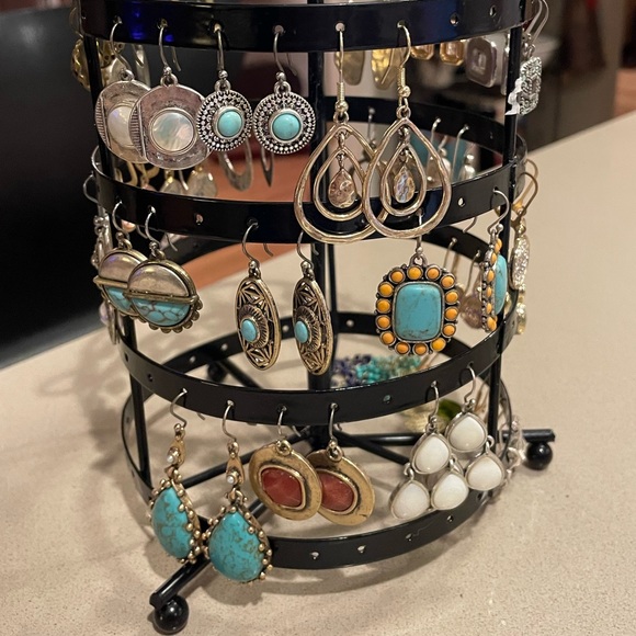 Assorted jewelry both costume both costume and real. - Picture 3 of 16